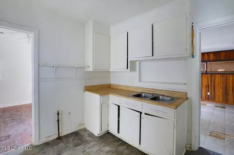 Kitchen - 1932 Belvedere Dr, Jackson, MS 39204 photo 3 of 3