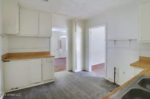 Kitchen - 1932 Belvedere Dr, Jackson, MS 39204 photo 2 of 3