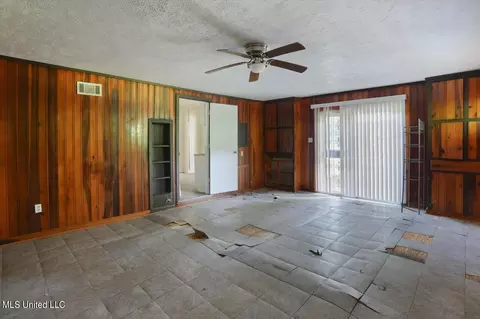 Living - 1932 Belvedere Dr, Jackson, MS 39204 photo 6 of 7