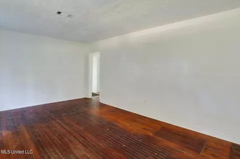 Living - 1932 Belvedere Dr, Jackson, MS 39204 photo 3 of 7