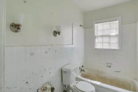 Bath - 1932 Belvedere Dr, Jackson, MS 39204 photo 1 of 1