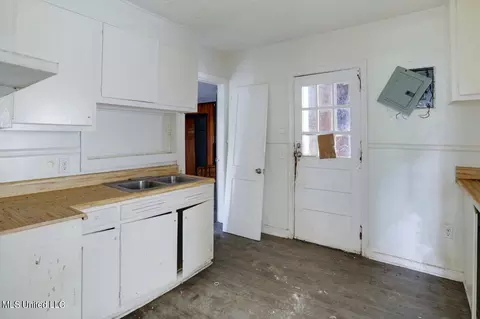 Kitchen - 1932 Belvedere Dr, Jackson, MS 39204 photo 1 of 3