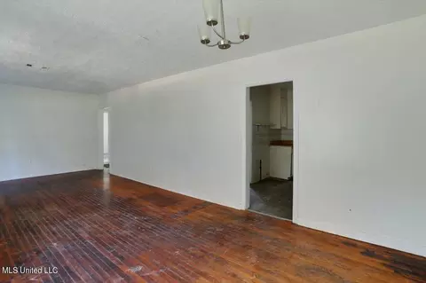 Living - 1932 Belvedere Dr, Jackson, MS 39204 photo 5 of 7