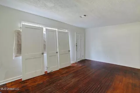 Living - 1932 Belvedere Dr, Jackson, MS 39204 photo 2 of 7