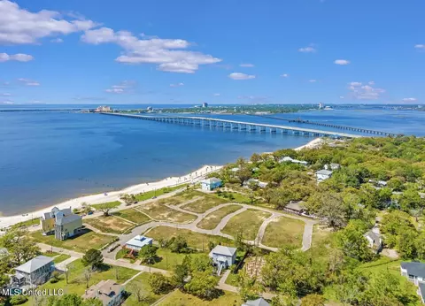 107 S Beach Dr, Ocean Springs, MS 39564