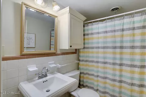 Bath - 918 Post Rd, Clinton, MS 39056 photo 1 of 2