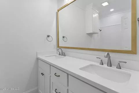 Bath - 818 Beaumont Dr, Madison, MS 39110 photo 2 of 6