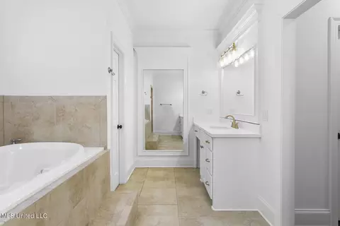Bath - 818 Beaumont Dr, Madison, MS 39110 photo 5 of 6