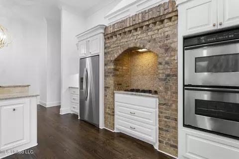 Kitchen - 818 Beaumont Dr, Madison, MS 39110 photo 2 of 3