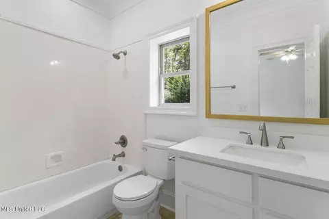 Bath - 818 Beaumont Dr, Madison, MS 39110 photo 1 of 6