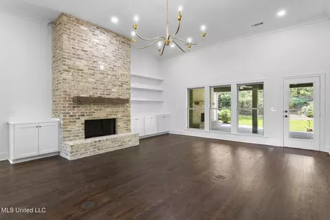 Living - 818 Beaumont Dr, Madison, MS 39110 photo 2 of 5