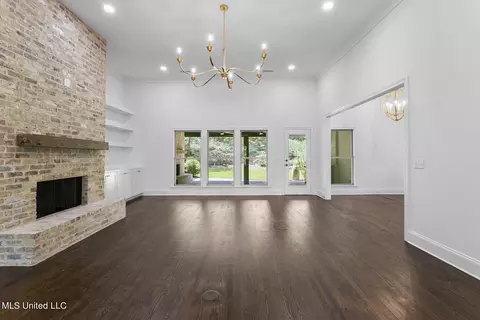 Living - 818 Beaumont Dr, Madison, MS 39110 photo 1 of 5