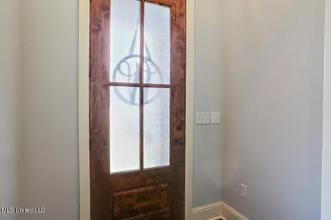 Entry Way - 123 Meadowcreek Dr, Brandon, MS 39042 photo 1 of 2