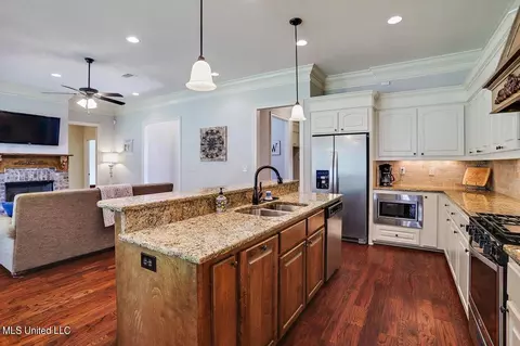 Kitchen - 123 Meadowcreek Dr, Brandon, MS 39042 photo 4 of 4