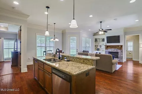 Kitchen - 123 Meadowcreek Dr, Brandon, MS 39042 photo 2 of 4