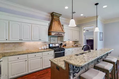 Kitchen - 123 Meadowcreek Dr, Brandon, MS 39042 photo 3 of 4