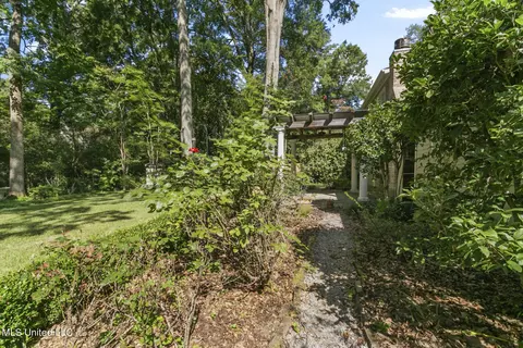 Exterior - 5155 Kaywood Dr, Jackson, MS 39211 photo 6 of 10