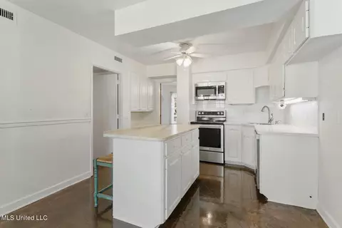 Kitchen - 5155 Kaywood Dr, Jackson, MS 39211 photo 2 of 4