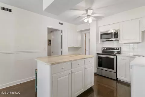 Kitchen - 5155 Kaywood Dr, Jackson, MS 39211 photo 3 of 4