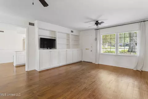 Living - 5155 Kaywood Dr, Jackson, MS 39211 photo 3 of 3