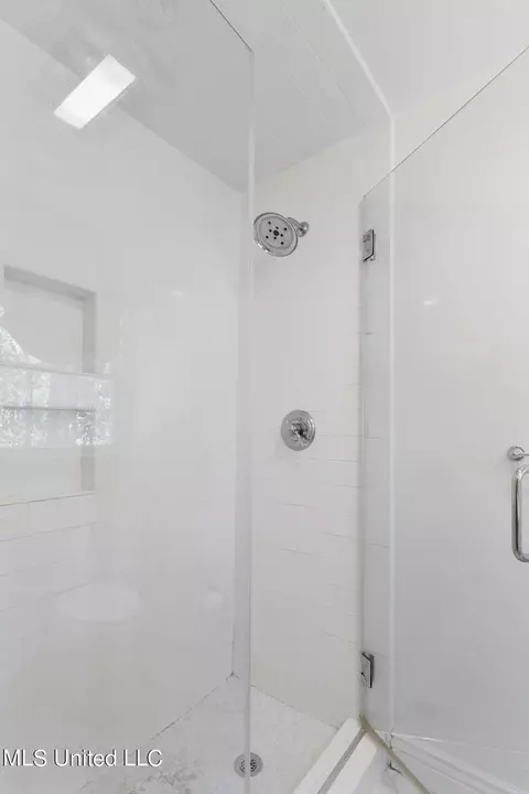 Bath - 5155 Kaywood Dr, Jackson, MS 39211 photo 3 of 4