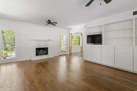 Living - 5155 Kaywood Dr, Jackson, MS 39211 photo 2 of 3