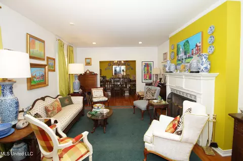 Living - 1415 Robert Dr, Jackson, MS 39211 photo 3 of 4