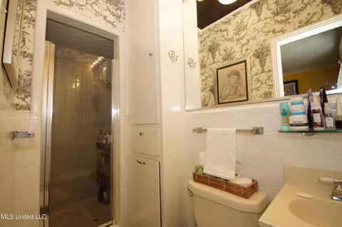 Bath - 1415 Robert Dr, Jackson, MS 39211 photo 1 of 2