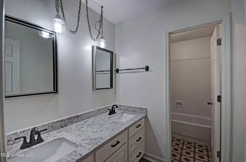 Bath - 215 Edinburgh Ct, Brandon, MS 39047 photo 6 of 7