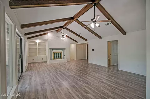 Living - 215 Edinburgh Ct, Brandon, MS 39047 photo 3 of 4
