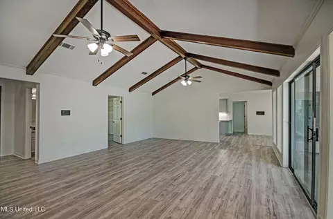 Living - 215 Edinburgh Ct, Brandon, MS 39047 photo 2 of 4
