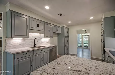 Kitchen - 215 Edinburgh Ct, Brandon, MS 39047 photo 3 of 4