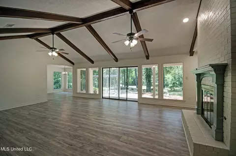 Living - 215 Edinburgh Ct, Brandon, MS 39047 photo 1 of 4