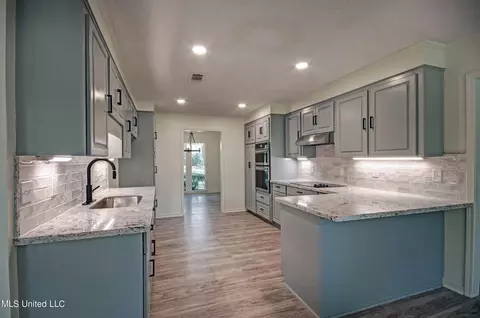 Kitchen - 215 Edinburgh Ct, Brandon, MS 39047 photo 2 of 4