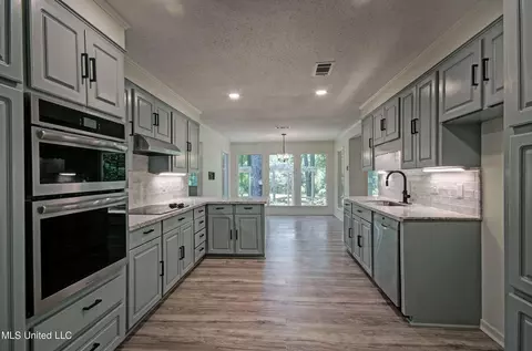 Kitchen - 215 Edinburgh Ct, Brandon, MS 39047 photo 1 of 4