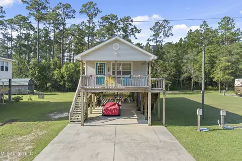 5033 Thrush Ln, Bay Saint Louis, MS 39520