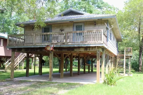 128 Lake Dr, Lucedale, MS 39452