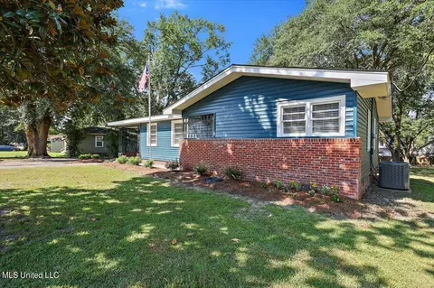 111 W Lakeview Dr, Clinton, MS 39056 photo 2