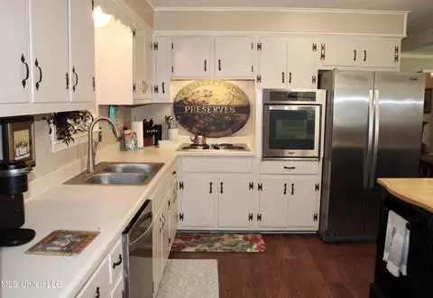 Kitchen - 9549 Stuart St, Olive Branch, MS 38654 photo 2 of 2