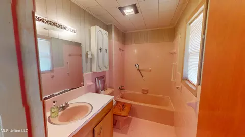 Bath - 107 Main St, State Line, MS 39362 photo 2 of 2