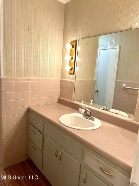 Bath - 176 Revell Rd, Grenada, MS 38901 photo 1 of 4