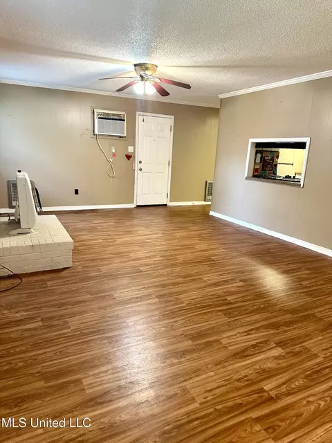 Living - 176 Revell Rd, Grenada, MS 38901 photo 2 of 2