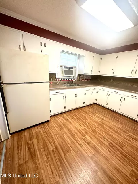 Kitchen - 176 Revell Rd, Grenada, MS 38901 photo 2 of 6