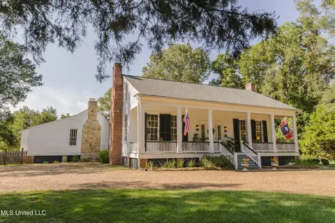 233 N Oak St, Raymond, MS 39154