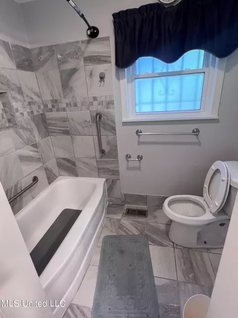 Bath - 726 Witsell Rd, Jackson, MS 39206 photo 2 of 3