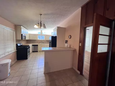 Kitchen - 726 Witsell Rd, Jackson, MS 39206 photo 1 of 2