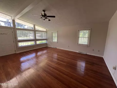 Living - 726 Witsell Rd, Jackson, MS 39206 photo 1 of 1