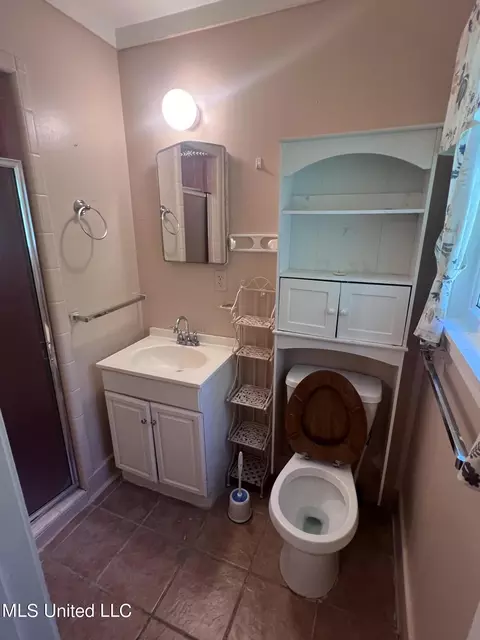 Bath - 726 Witsell Rd, Jackson, MS 39206 photo 1 of 3