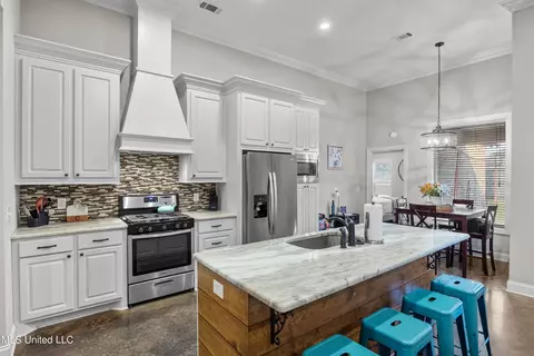 Kitchen - 712 Sawgrass Lakes Dr, Brandon, MS 39042 photo 2 of 2