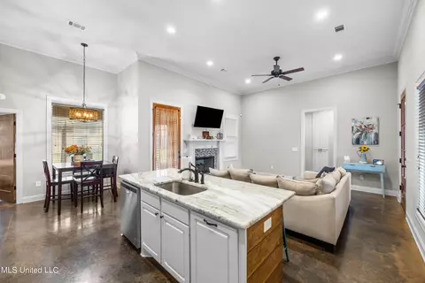 Entry Way - 712 Sawgrass Lakes Dr, Brandon, MS 39042 photo 2 of 3